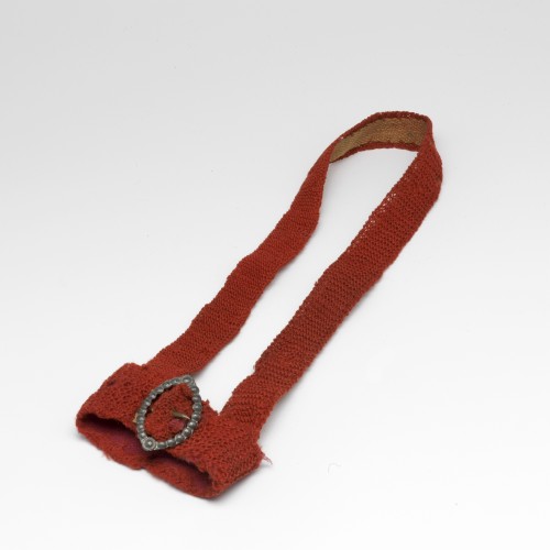Band-tuigje van rode wol met gesp, onderdeel van kostuum pop